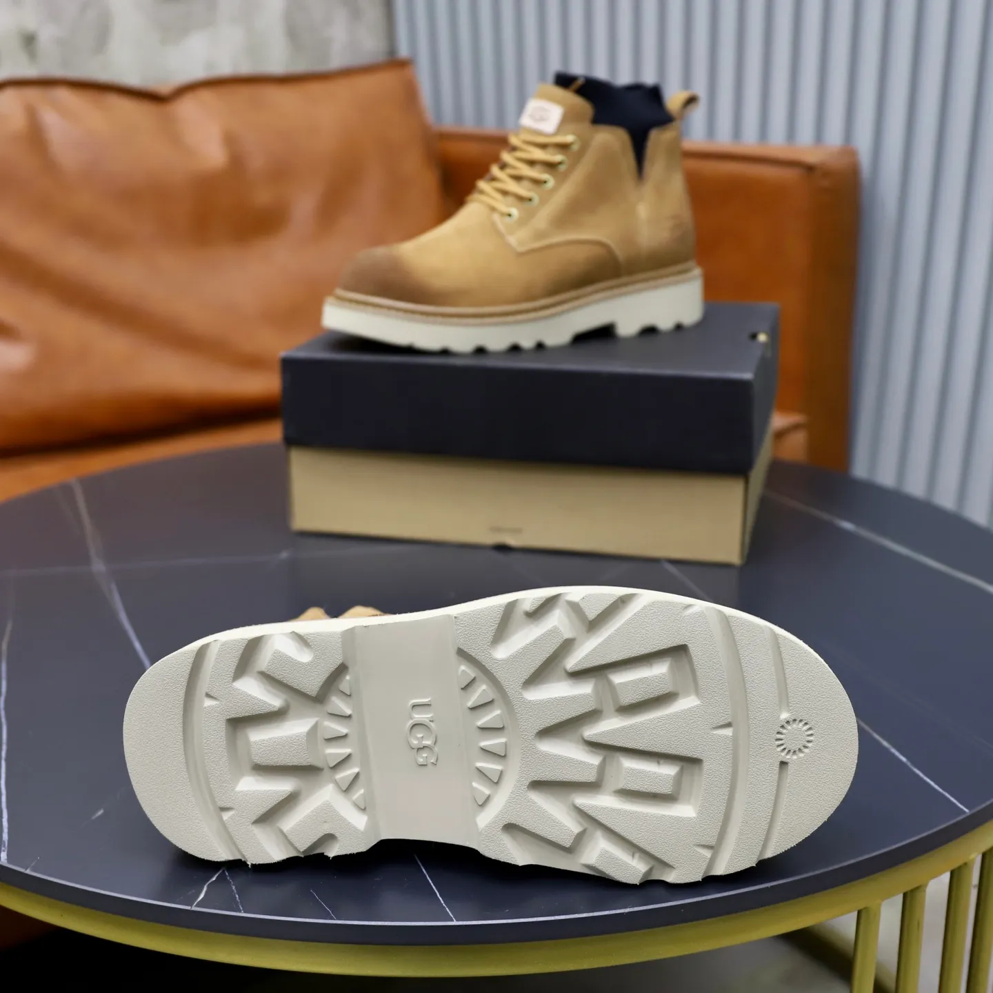 Ex-factory price: 640💰Thick wool imported from Australia Brand: UGG genuine purchase Size: 39-44 Grade: Official website 1:1 Material: First layer of genuine leather waterproof and antifreeze upper Real wool lining Original non-slip soft wear-resistant outsole Style category: Men's casual shoes Trendy style Comfortable on the feet Color: Official website color synchronization